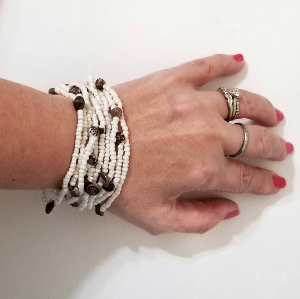 White beaded seashell and wood stretch bracelet